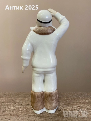Винтидж порцеланова статуетка „Полярен летец с меченце“, Коростенски порцеланов завод, СССР, снимка 2 - Антикварни и старинни предмети - 53233988