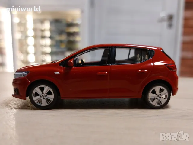 Dacia Sandero III 2020 - мащаб 1:43 на Norev моделът е нов в PVC дисплей-кейс, снимка 2 - Колекции - 49553468