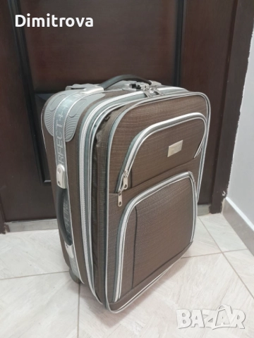 Продавам кафяв куфар