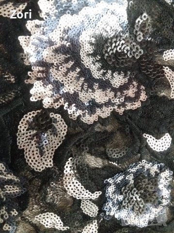 ВПЕЧАТЛЯВАЩ черен топ от тюл - целият обшит с цветя от пайети, снимка 2 - Корсети, бюстиета, топове - 42860478