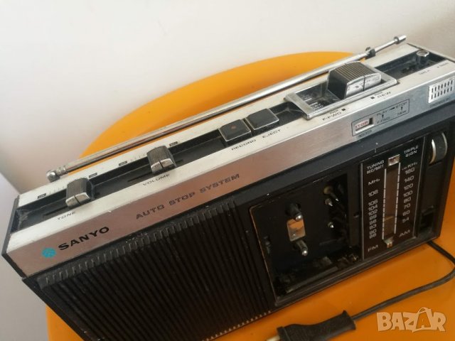 радио касетофон САНИО Recorder M2110F 1972г работещ 