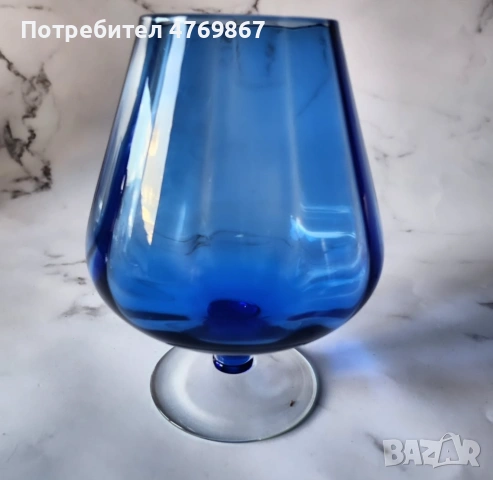 Чаша от кобалтово стъкло