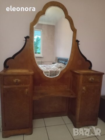 Старинна тоалетка с огледало