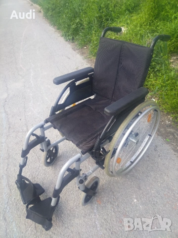 Сгъваема инвалидна рингова количка със степенки Марка: BREEZY Ширина на седалката 37см Дълбочина 40с