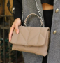 Дамска ватирана чанта в бежов цвят с клъч затваряне и дълга дръжк тип синджир, снимка 1 - Чанти - 44601884