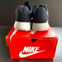 Nike Roshe Run маратонки черни с бяла подметка с кутия, снимка 5 - Маратонки - 29127654