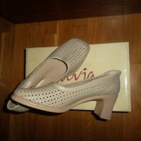 Свеж цвят и класическа визия с дамски обувки на среден ток с перфорация, снимка 2 - Дамски обувки на ток - 30408823