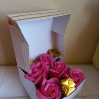 Налична кутия с рози и бонбони, снимка 1 - Декорация за дома - 39661000