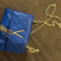 Продавам чантичка през рамо на Valentino , снимка 1 - Чанти - 44451046