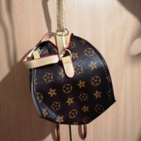 Дамска малка чантичка реплика Louis Vuitton, снимка 1 - Чанти - 38638409