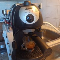 Кафе машина Делонги с ръкохватка с крема диск, работи перфектно и прави страхотно кафе с каймак , снимка 1 - Кафемашини - 36703562