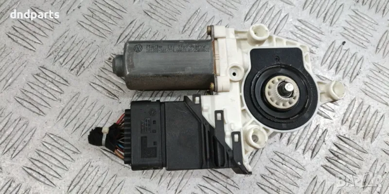 Моторче стъклоповдигач VW Golf 4 2000г.(задно дясно)	, снимка 1