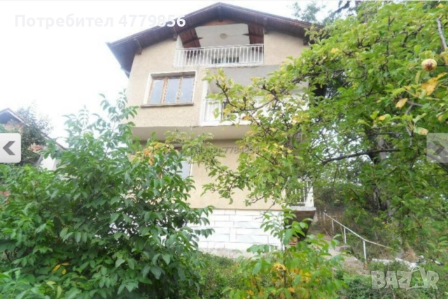 Триетажна къща с двор. За ремонт. село Могила