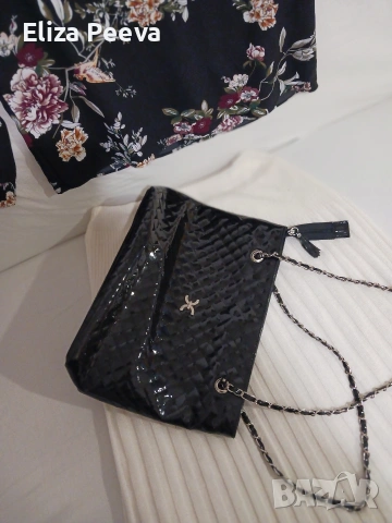 Черна лачена чанта, снимка 5 - Чанти - 53222487