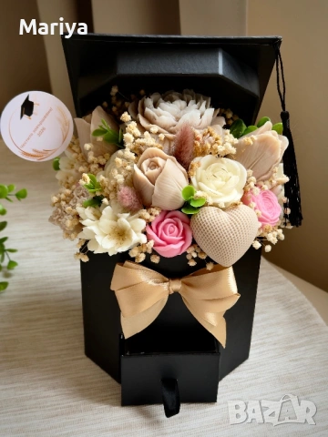 Букет с цветя от соев восък в кутия за абитуриент - черна шапка , снимка 4 - Изкуствени цветя - 53955325