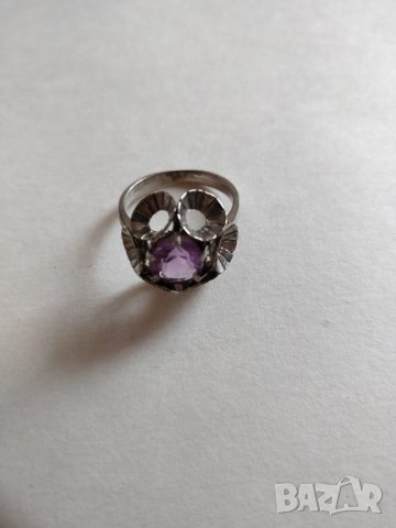 Сребърен пръстен с лилав камък