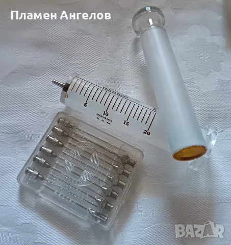Винтидж френска стъклена спринцовка Flamiver и унгарски винтидж игли Medicor Record. , снимка 3 - Колекции - 55850869