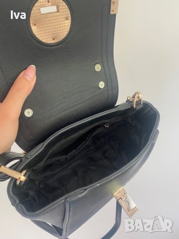 Дамска черна чанта със златисти кантове, снимка 5 - Чанти - 37529334