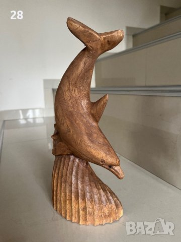 Дървен делфин статуетка