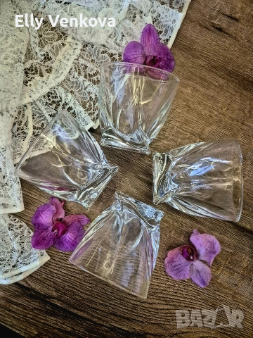 Четири стъклени чаши за уиски в кутия