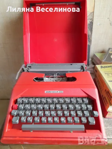 Ретро пишеща машина Underwood 233 червена с куфарче