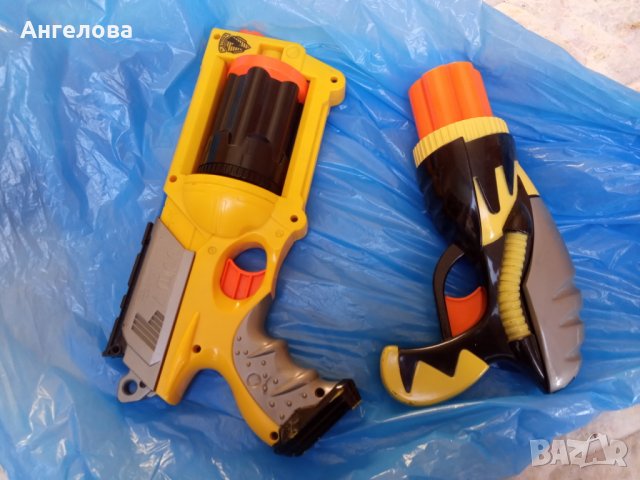 Два детски пистолета