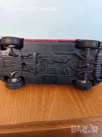 Количка Фолксваген Bburago 1/24, Volkswagen Touareg, снимка 6 - Колекции - 52505703