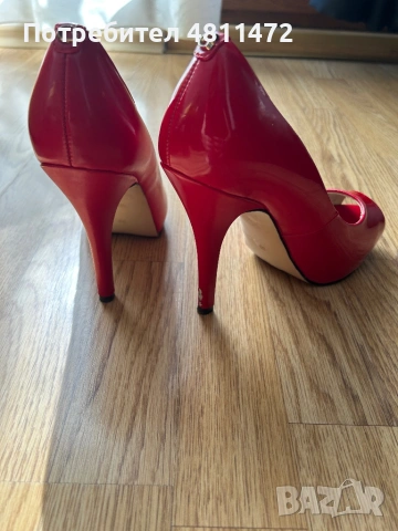 GUESS червени лачени токчета, снимка 7 - Дамски обувки на ток - 54349899