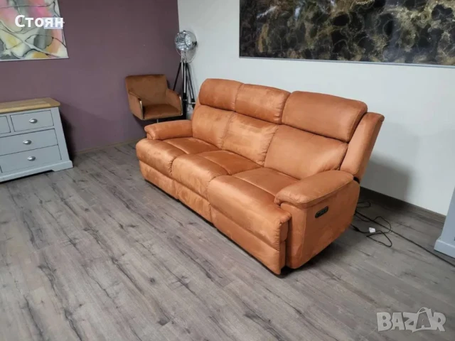 Оранжев диван от плат тройка "Gracie" с електрически релакс механизъм, снимка 5 - Дивани и мека мебел - 50648474