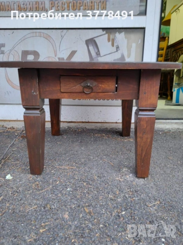 Старинна масивна дървена кафе маса