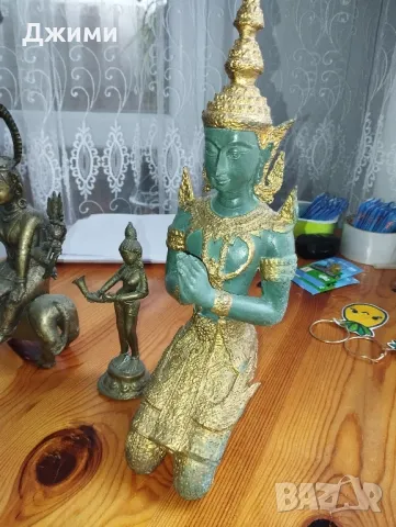 различни статуетки