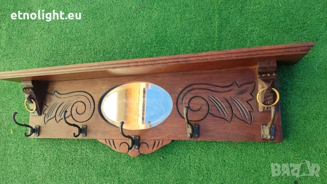 Старинна дъбова закачалка с рафт отгоре, огледало и дърворезба 