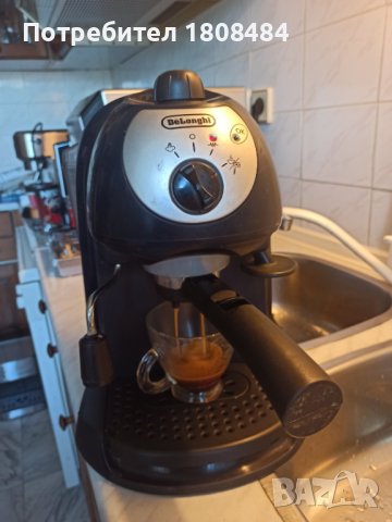 Кафе машина Делонги с ръкохватка с крема диск, работи перфектно и прави страхотно кафе с каймак , снимка 1 - Кафемашини - 36703562