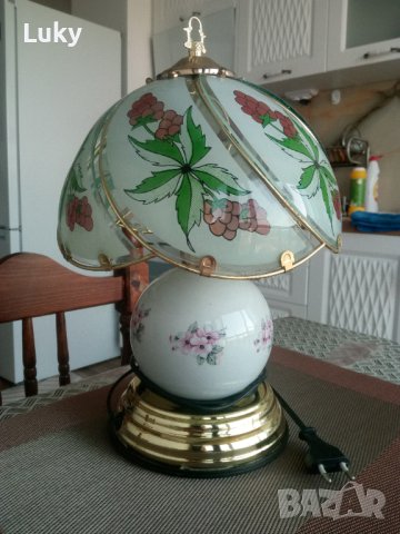 Продавам интересна ,стилна и старинна,настолна лампа-1997 .Работеща.Пали се с докосване(тъч скрийн)., снимка 3 - Антикварни и старинни предмети - 42684946