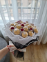 Букет от бонбони и нежни розички, снимка 1 - Подаръци за жени - 44570286