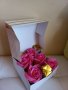 Налична кутия с рози и бонбони