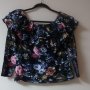 Нова H&M есенна блуза с дълъг ръкав волани и деколте лодка L размер тъмно синя на цветя, снимка 2