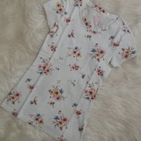 Бяла тениска на цветчета - ХС размер , снимка 1 - Тениски - 37896023