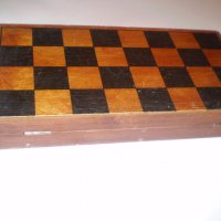 Стара дървена дъска -кутия за игра на шах