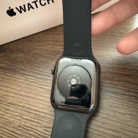 Apple Watch SE - 44mm Space Black Alu Black Sport Band GPS, снимка 5 - Смарт гривни - 44597014