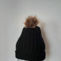 Продавам дамска зимна шапка с пух. 