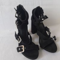 Черни велурени сандали на ток Bershka , снимка 5 - Дамски обувки на ток - 39926843