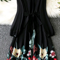 Нова черна рокля с цветя, миди дължина  голям размер, снимка 2 - Рокли - 44810557