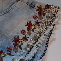 Уникални къси дамски дънкови панталонки с перли и бродерии на N.V.M. на намаление, снимка 4 - Къси панталони и бермуди - 29723592