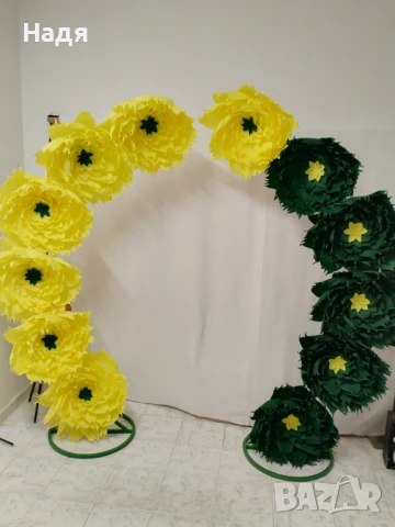 Арка от големи цветя креп хартия, снимка 4 - Декорация за дома - 51412600