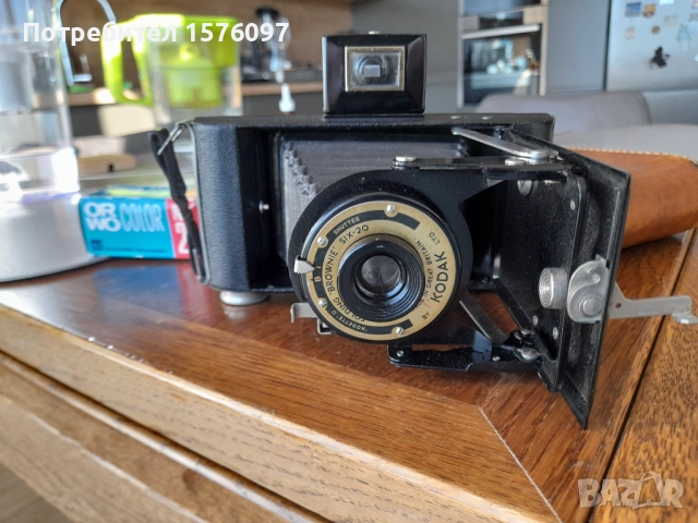 Мехов фотоапарат от края на 1930-те г. Kodak Folding Brownie Six-20 с чанта и филм, снимка 4 - Фотоапарати - 53107530
