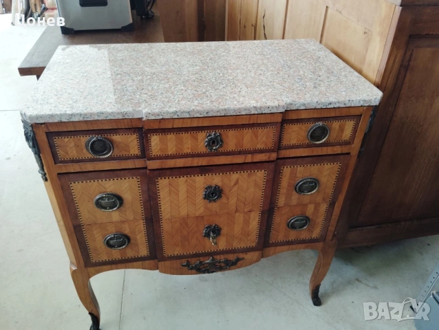 Скрин с мраморен плот