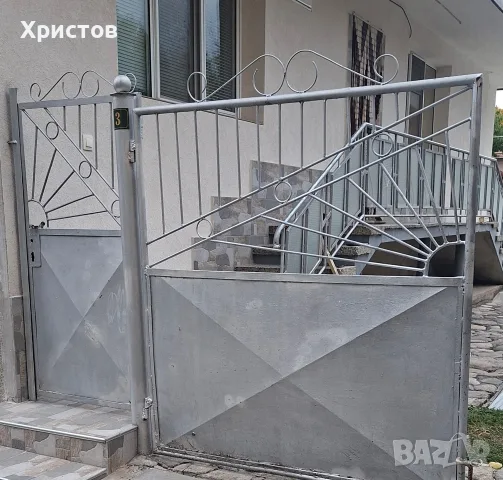 метална порта и врата