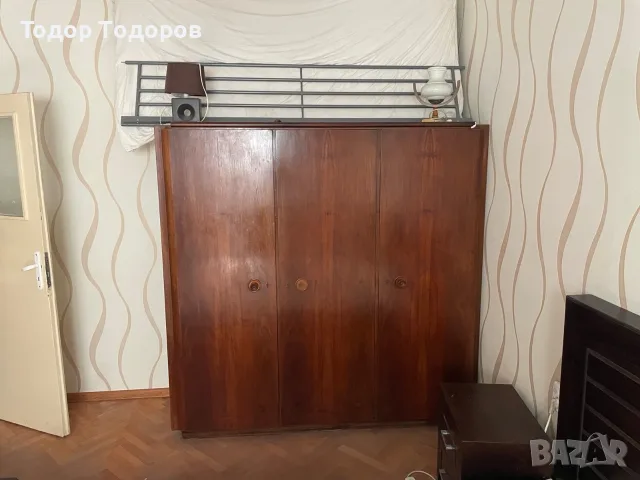 Старинен ретро гардероб от орех