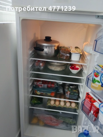 Хладилник с горен фризер, снимка 3 - Хладилници - 54165844